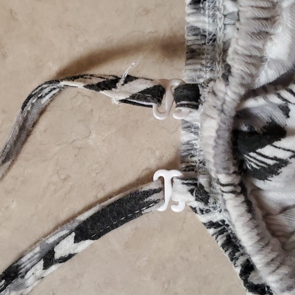 SO Women's tank top with ruffle design and removable straps.  Size large - Picture 5 of 11